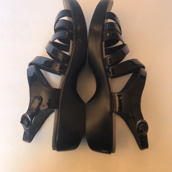 ⭐️ Dansko Black Patent Sandal - Picture 3 of 12